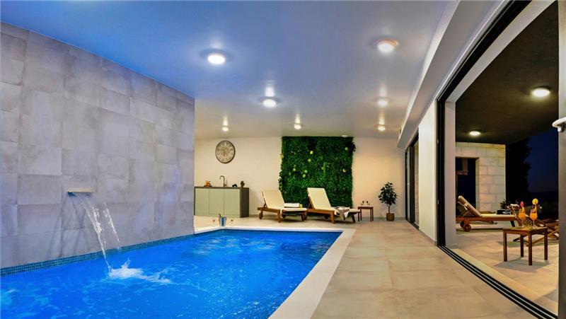 3 Bedroom Seaview Villa with Indoor heated Pool near Omis, Sleeps 6