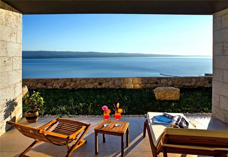 Sea-view villa in Omis, photograph 7