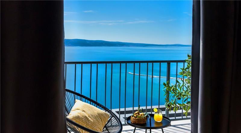 Sea-view villa in Omis, photograph 5