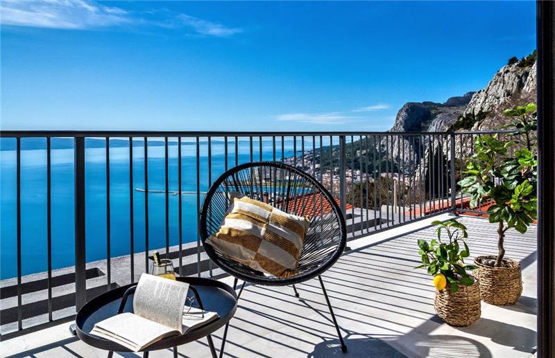 Sea-view villa in Omis, photograph 6