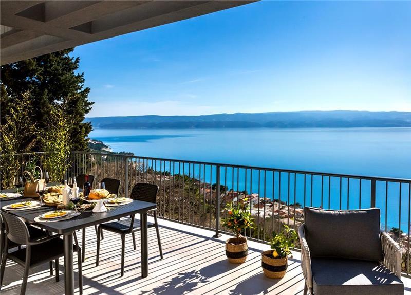 Sea-view villa in Omis, photograph 2