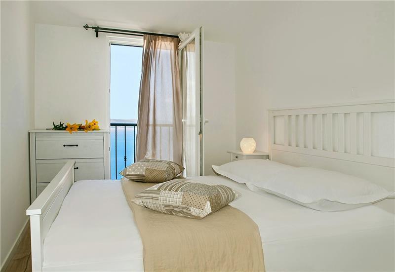 Sea-view villa in Omis, photograph 9