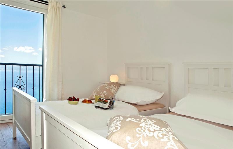 Sea-view villa in Omis, photograph 10