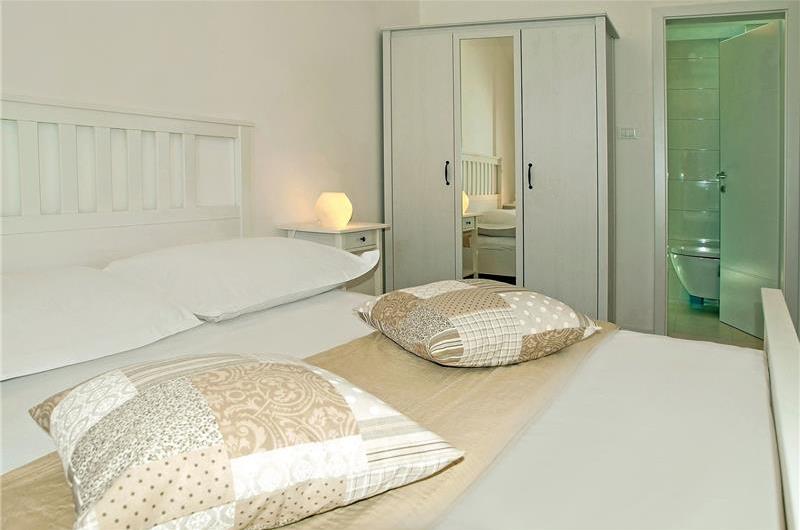 2 Bedroom Cottage with Sea Views in Omis, Sleeps 4-5