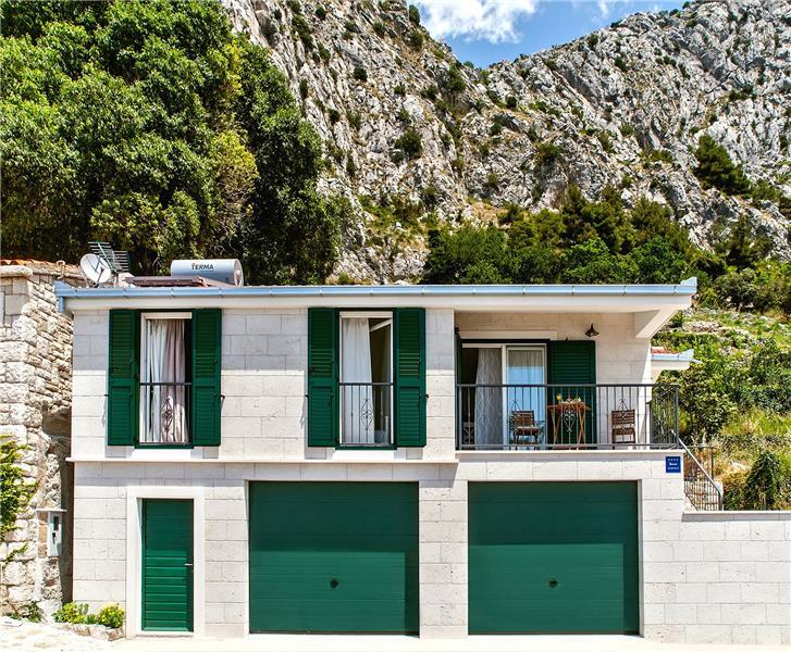 Sea-view villa in Omis, photograph 3