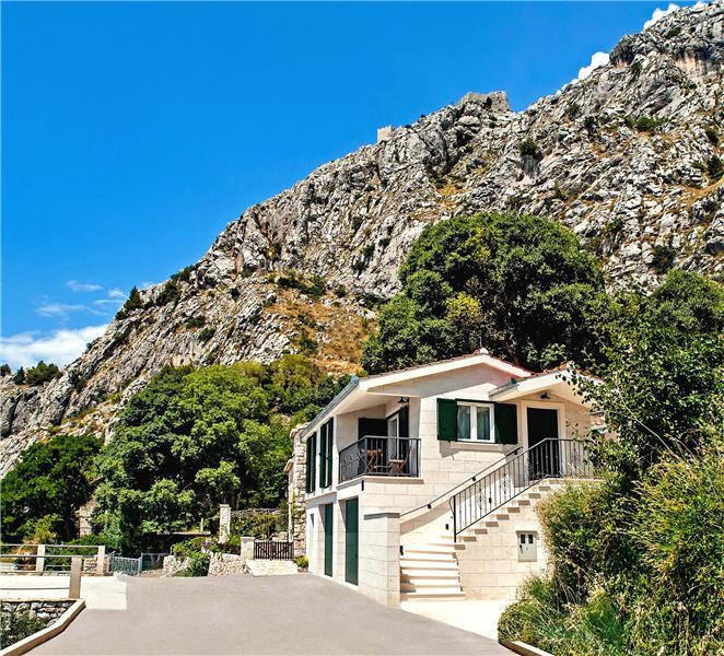 Sea-view villa in Omis, photograph 1
