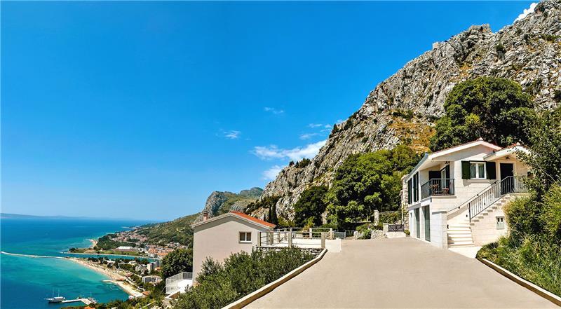 Sea-view villa in Omis, photograph 4