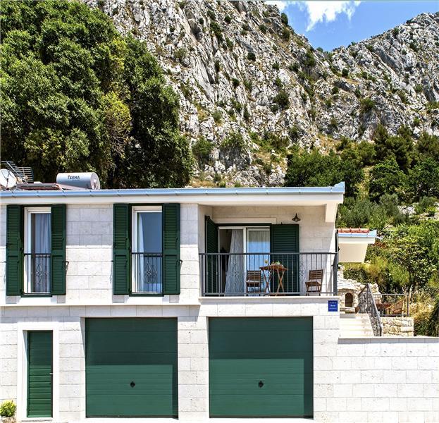 Sea-view villa in Omis, photograph 19
