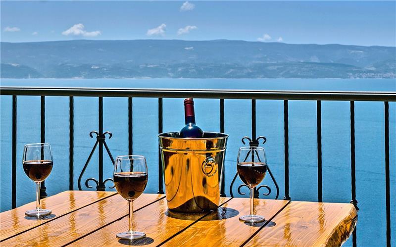Sea-view villa in Omis, photograph 24