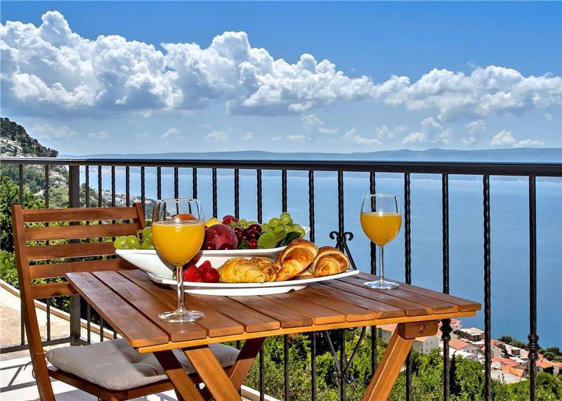 Sea-view villa in Omis, photograph 2