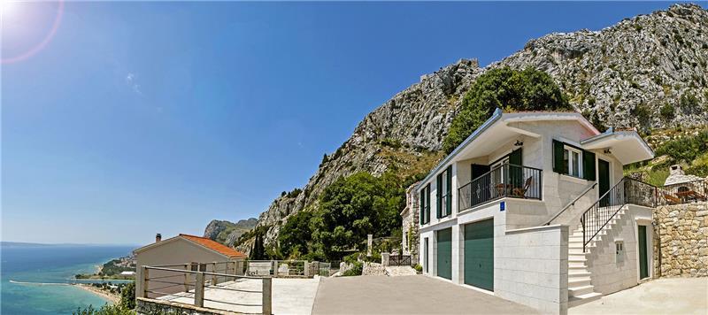 Sea-view villa in Omis, photograph 17