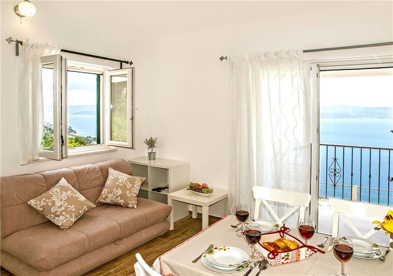 Sea-view villa in Omis, photograph 5