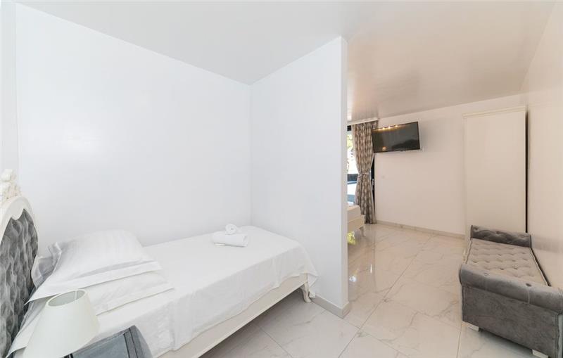 Beachfront villa in Trogir, photograph 29