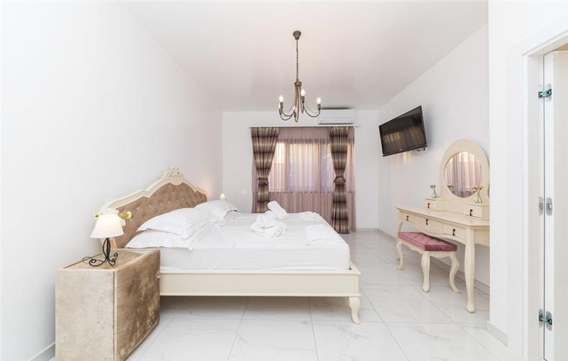 Beachfront villa in Trogir, photograph 26
