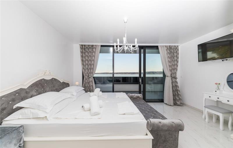 Beachfront villa in Trogir, photograph 25