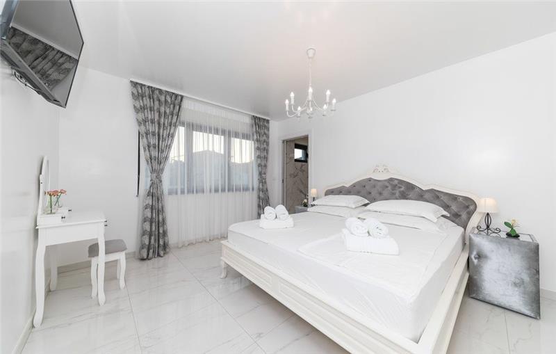 Beachfront villa in Trogir, photograph 27