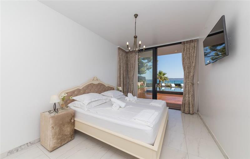 Beachfront villa in Trogir, photograph 30
