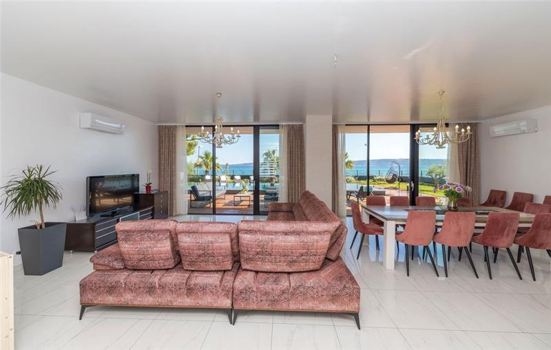 Beachfront villa in Trogir, photograph 20