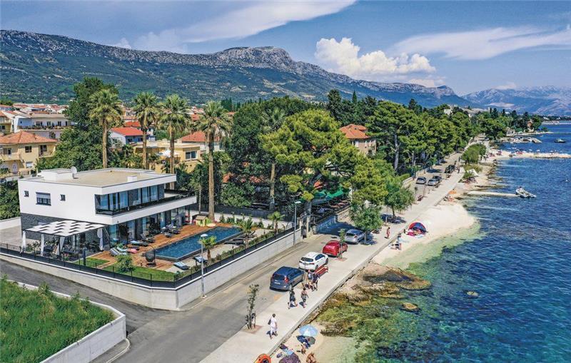 Beachfront villa in Trogir, photograph 10