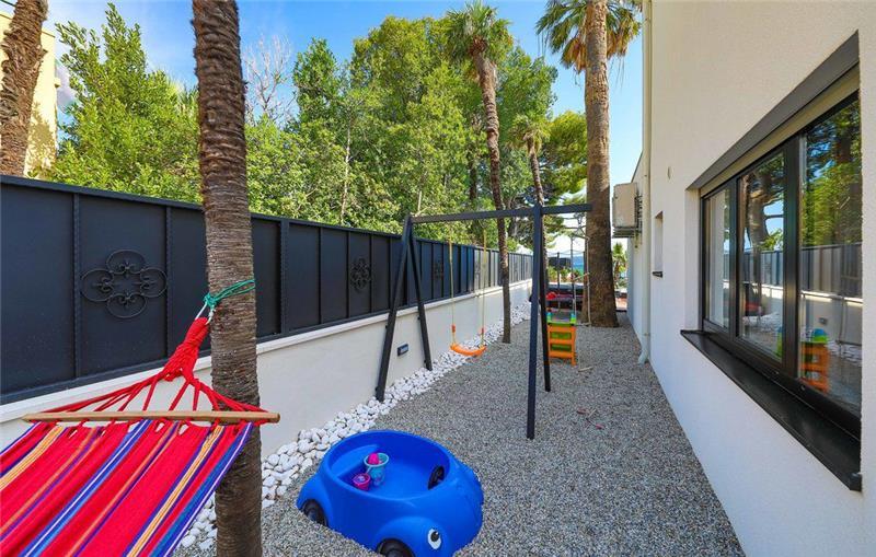 Beachfront villa in Trogir, photograph 15
