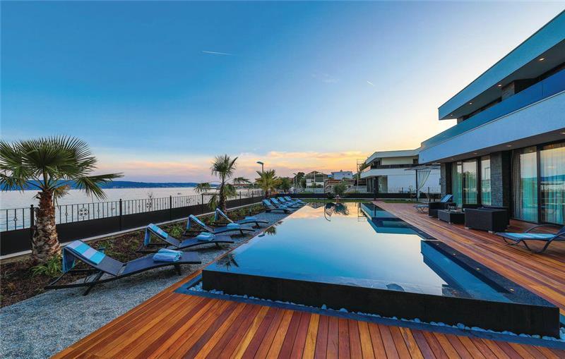 Beachfront villa in Trogir, photograph 7
