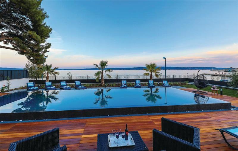 Beachfront villa in Trogir, photograph 6