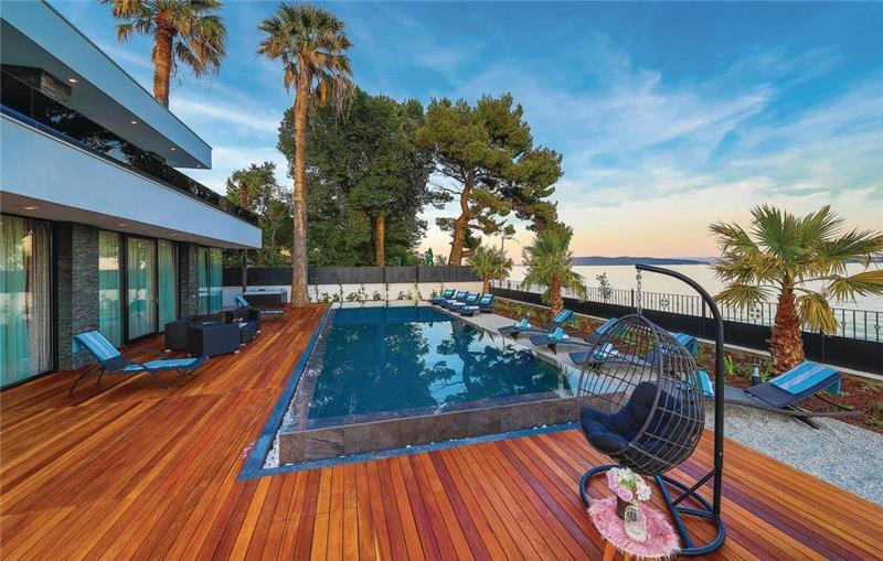 Beachfront villa in Trogir, photograph 4