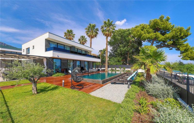 Beachfront villa in Trogir, photograph 5