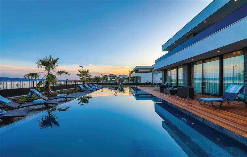 Beachfront villa in Trogir, photograph 8