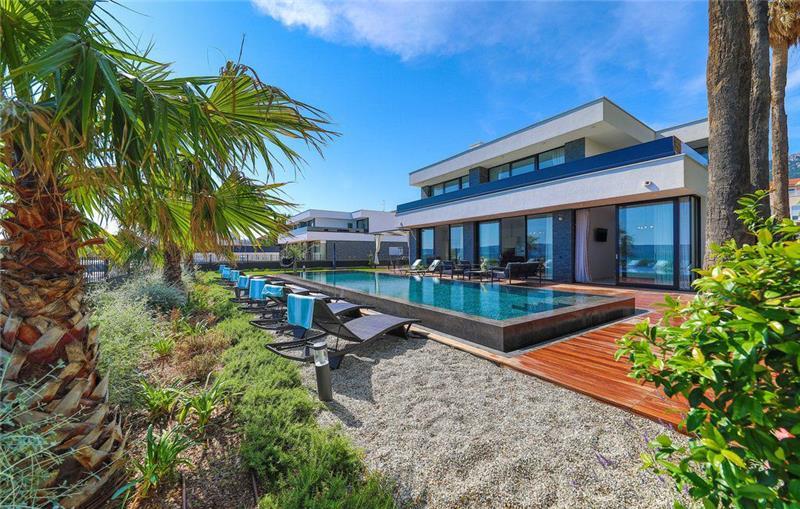 Beachfront villa in Trogir, photograph 1
