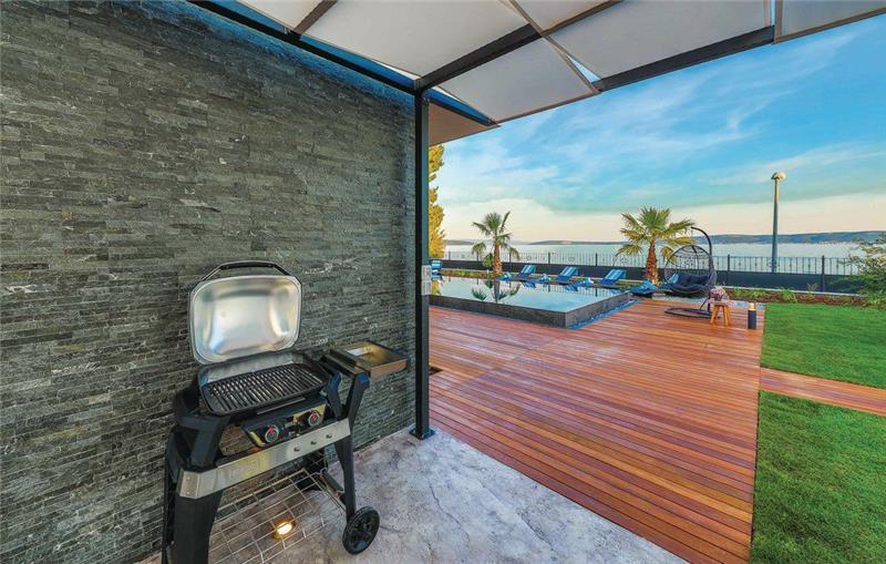 Beachfront villa in Trogir, photograph 13