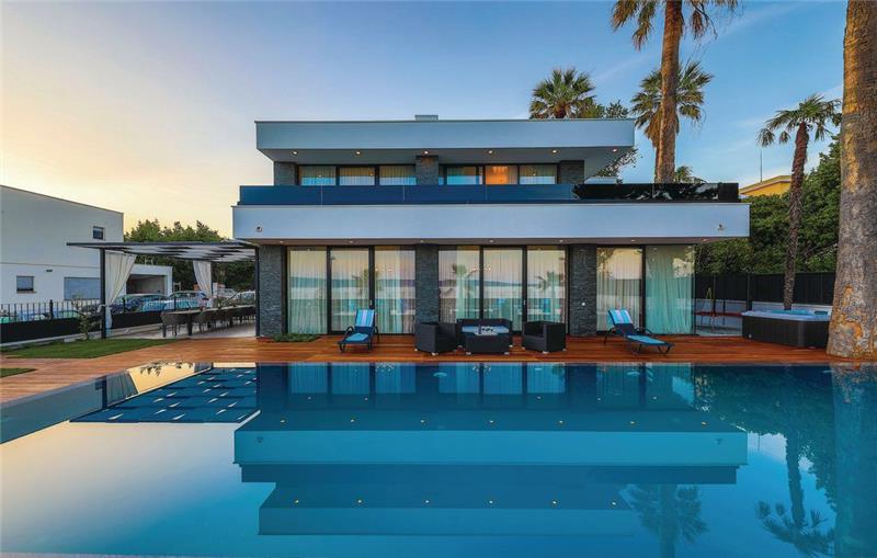 Beachfront villa in Trogir, photograph 12
