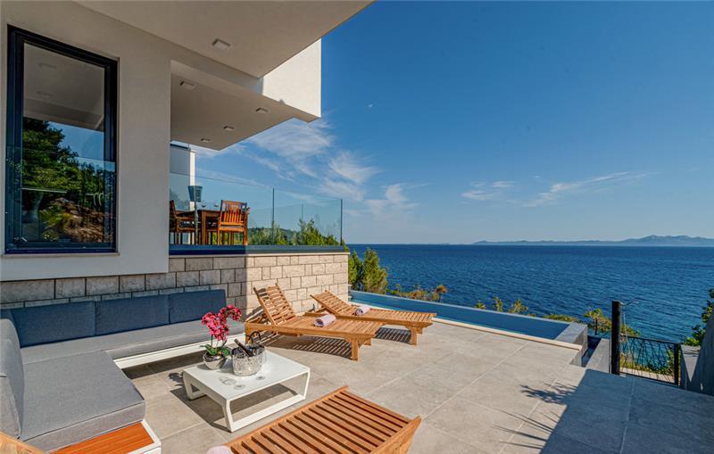 Beachfront villa in Smokvica, photograph 2
