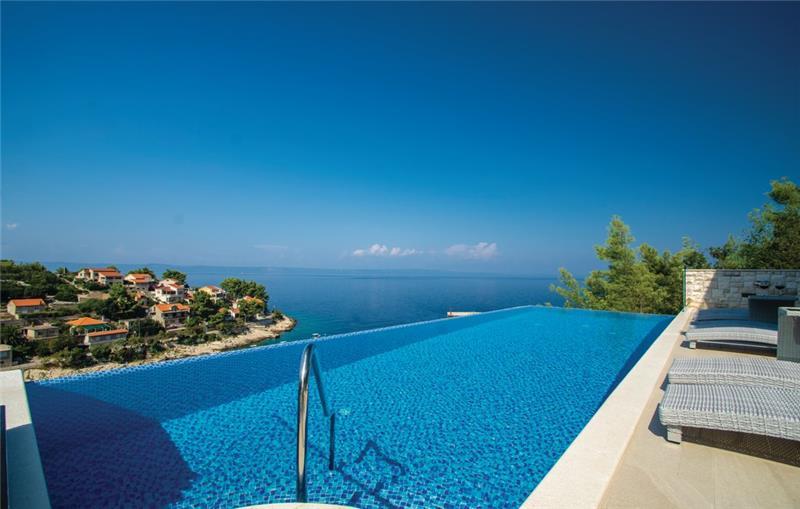 Beachfront villa in Prigradica, photograph 2