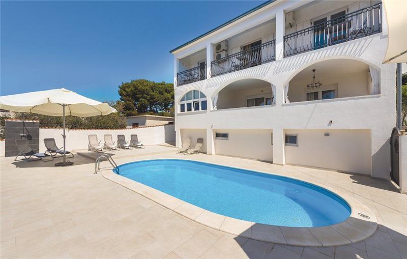 Beachfront villa in Primosten, photograph 1