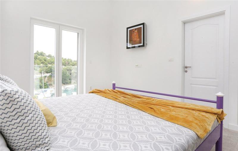 Beachfront villa in Sibenik, photograph 20