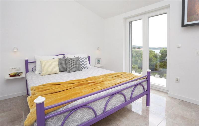 Beachfront villa in Sibenik, photograph 22