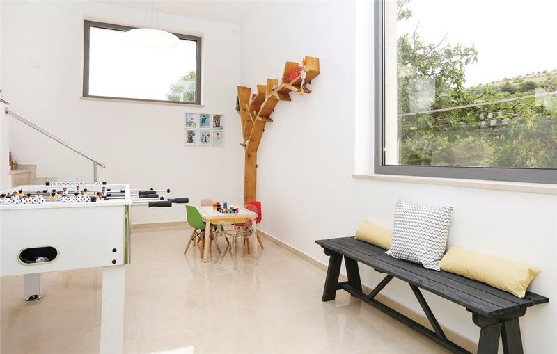 Beachfront villa in Sibenik, photograph 9