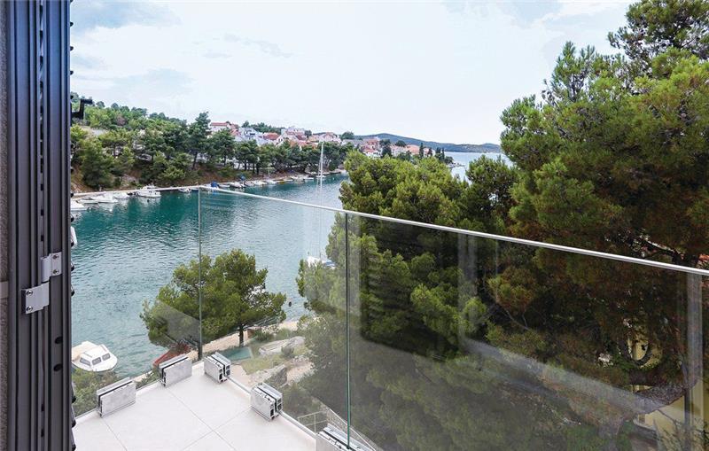 Beachfront villa in Sibenik, photograph 5
