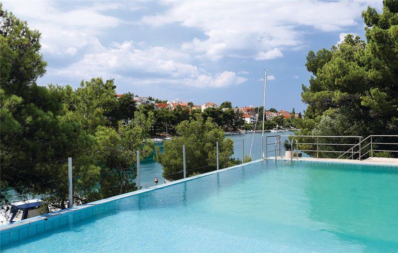 7 Bedroom Villa with Pool & Tennis Court near Sibenik, Sleeps 14