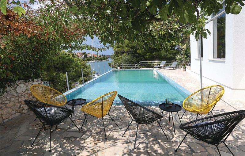 Beachfront villa in Sibenik, photograph 2