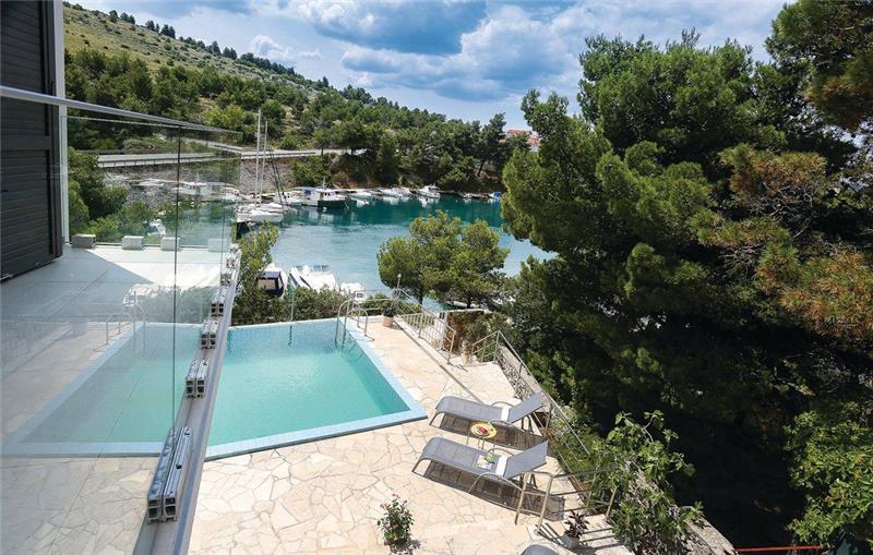 Beachfront villa in Sibenik, photograph 1