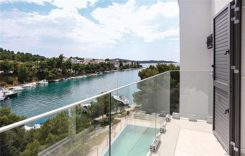 Beachfront villa in Sibenik, photograph 3