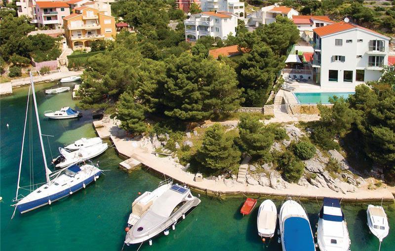 Beachfront villa in Sibenik, photograph 7