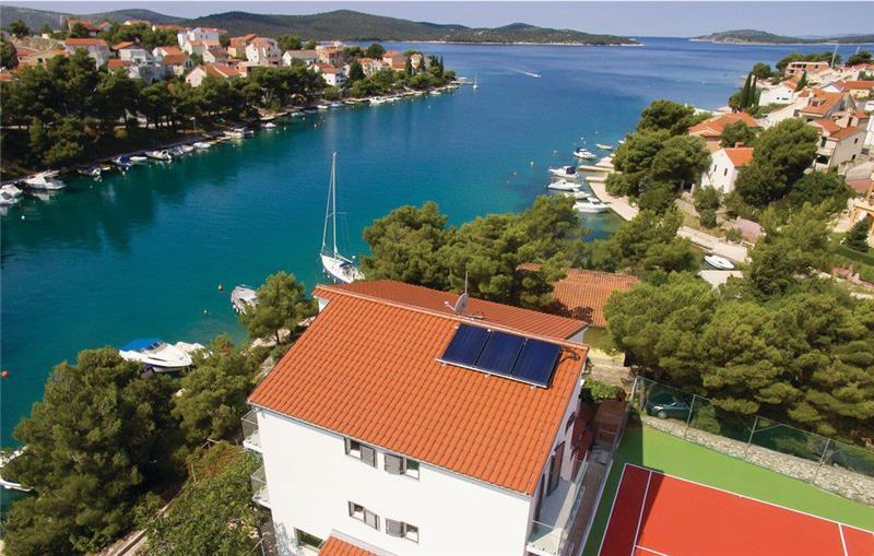 Beachfront villa in Sibenik, photograph 8