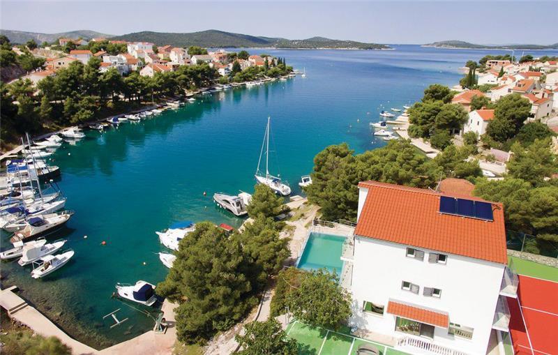 Beachfront villa in Sibenik, photograph 6