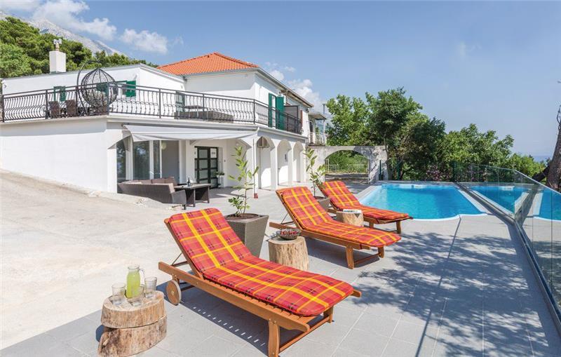 Sea-view villa in Brela, photograph 2