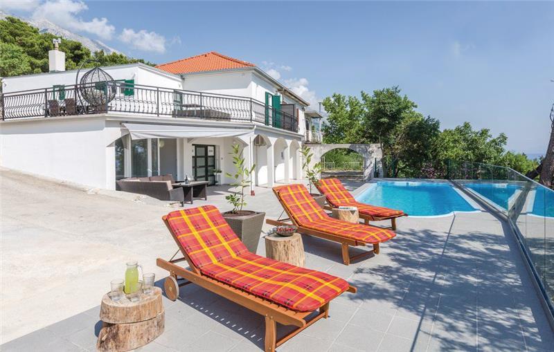 4 Bedroom Villa with large Terrace, Pool & Jacuzzi near Brela, Sleeps 8 