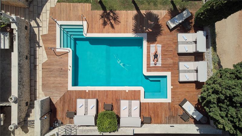 Beachfront villa in Supetar, photograph 2