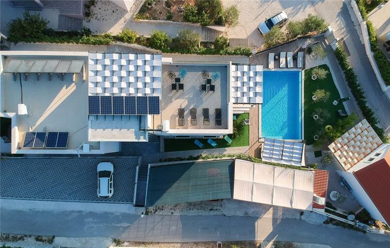 Beachfront villa in Rogoznica, photograph 3